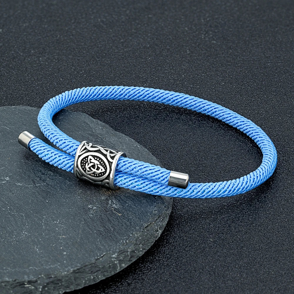 Nahaufnahme des Seilketten-Looks am Vika-Armband - modisches Design mit Lace-up-Verschluss