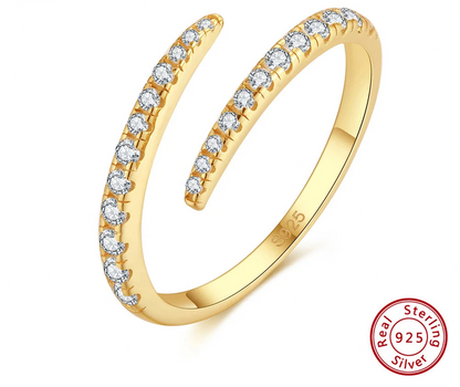 „Eleganter, offener Wickelring aus 925er Sterlingsilber mit 14K Gold-Vergoldung, besetzt mit funkelnden Zirkonia-Steinen in Pavé-Fassung.“