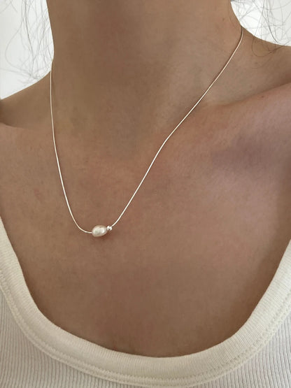 Freisteller Perlenkette auf weißem Hintergrund | Silberkette mit Perlenanhänger | Modeschmuck Damen schlicht