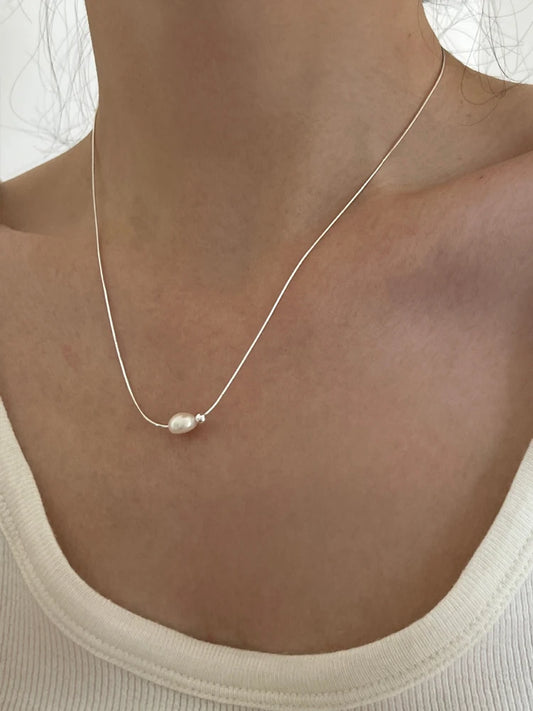 Freisteller Perlenkette auf weißem Hintergrund | Silberkette mit Perlenanhänger | Modeschmuck Damen schlicht