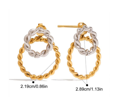 Eine grafische Darstellung von zwei Ohrringen mit glatten, ineinander verschlungenen Ringen in Gold und Silber, mit den Maßen 2,2 cm und 2,9 cm.