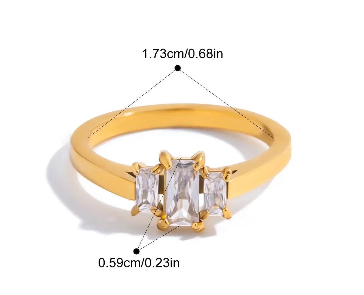 Goldener Solitärring aus 18K vergoldetem Edelstahl mit einem großen, eckigen Zirkoniastein. Abgebildet mit den Maßen 1.73cm (Breite) und 0.58cm (Höhe).