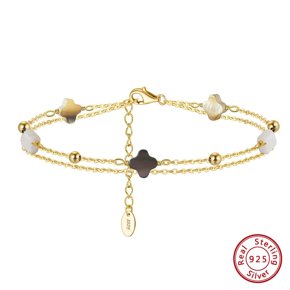 Doppeltes Gliederarmband aus 14K Gold vergoldetem 925er Sterling Silber mit schwarzen und beigen vierblättrigen Kleeblättern (Clover) und Perlen.