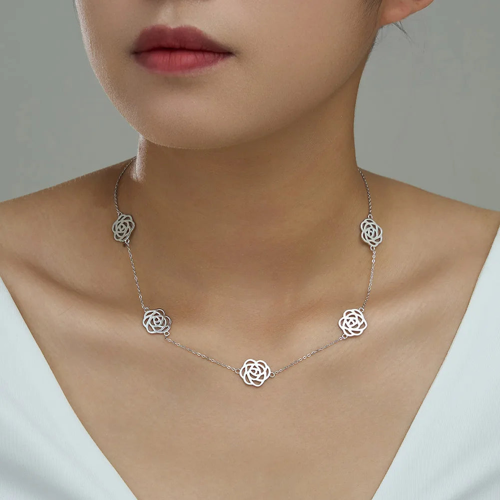 Nahaufnahme einer Frau, die die filigrane Kette in der klassischen Sterling Silber Ausführung trägt.