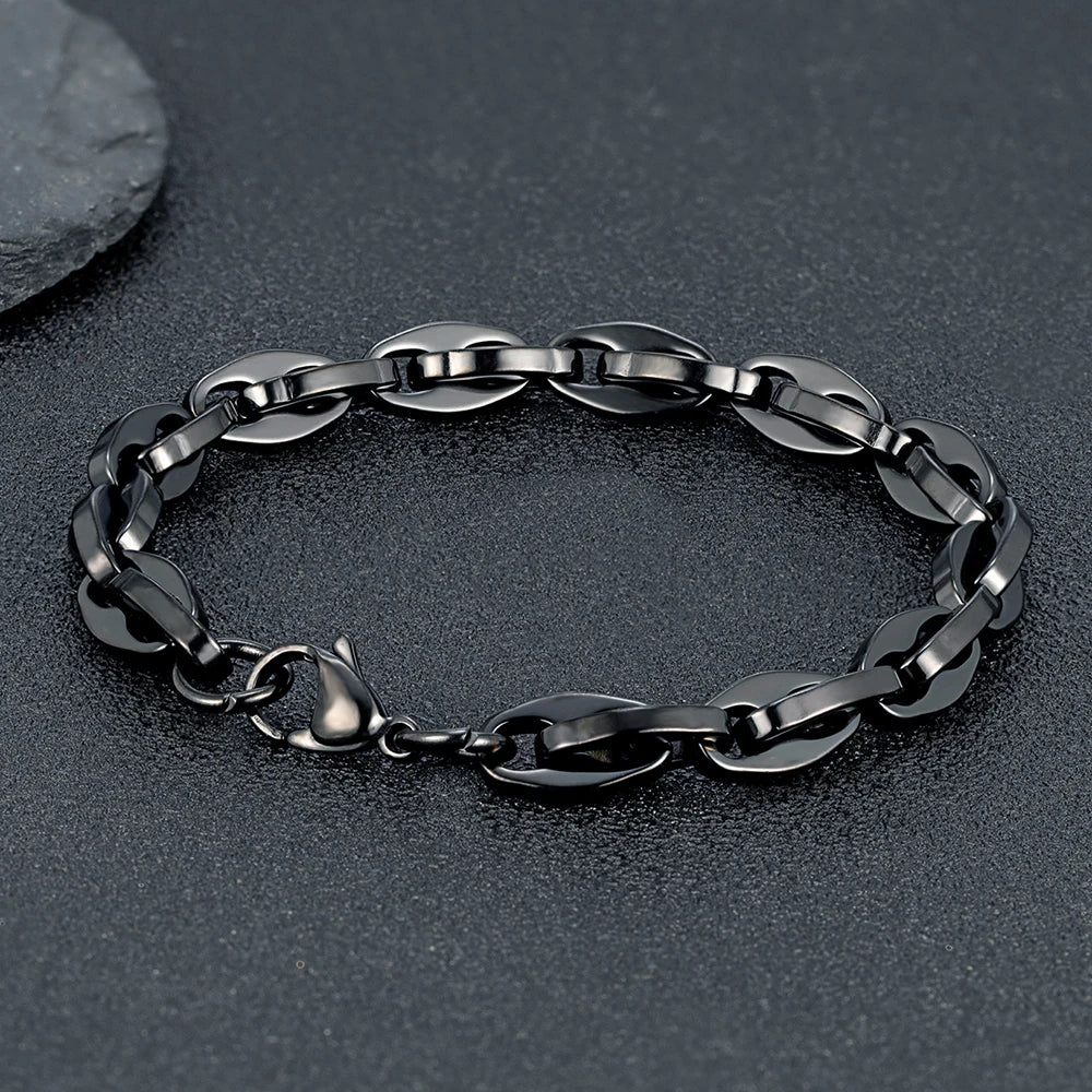 Armband Lips am Handgelenk getragen - Statement-Schmuck für modebewusste Träger