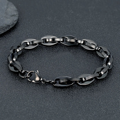 Armband Lips am Handgelenk getragen - Statement-Schmuck für modebewusste Träger