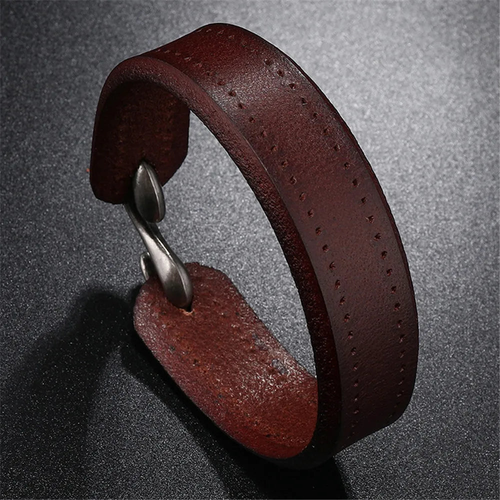 Produktfoto eines dunkelbraunen Echtleder-Armbands mit markanten Ziernähten an den Kanten und einem silbernen Vintage-Hakenverschluss.