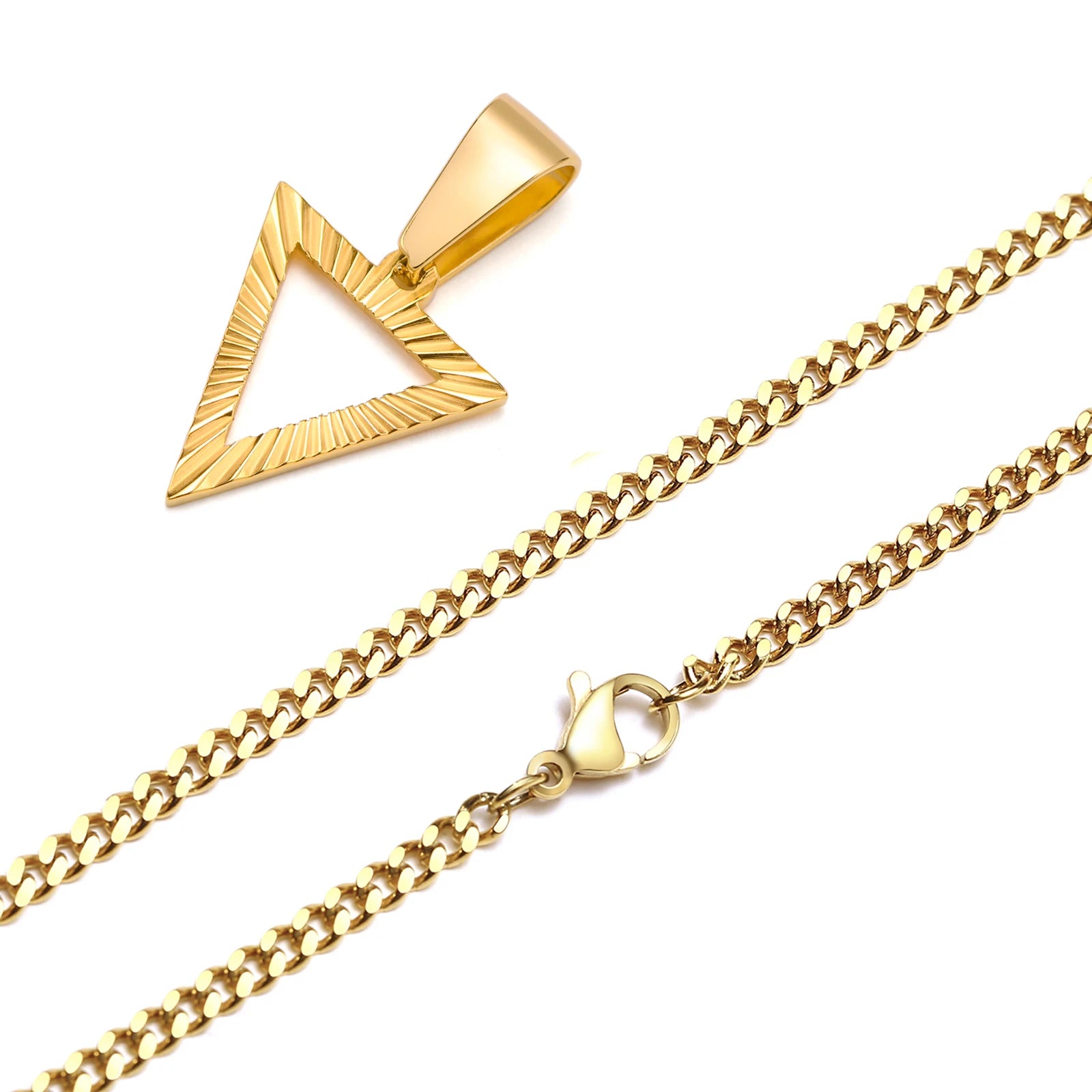 Goldfarbener hohler dreieckiger Edelstahl-Anhänger mit strukturiertem Muster, präsentiert auf einer filigranen Kette mit Karabinerverschluss.