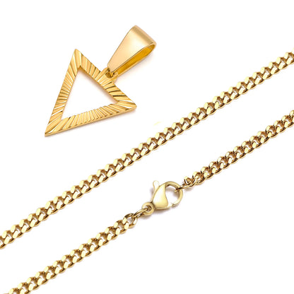 Goldfarbener hohler dreieckiger Edelstahl-Anhänger mit strukturiertem Muster, präsentiert auf einer filigranen Kette mit Karabinerverschluss.