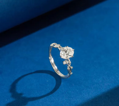 „Eleganter Damenring aus 925er Sterlingsilber mit naturinspiriertem Blatt-Design und strahlendem Moissanit-Solitär.“