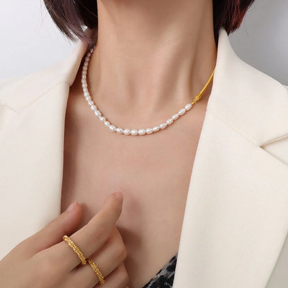 Trageansicht der Bicolor-Halskette am Dekolleté – stilvoller Mix aus eleganten Perlen und eleganter goldener Kette.