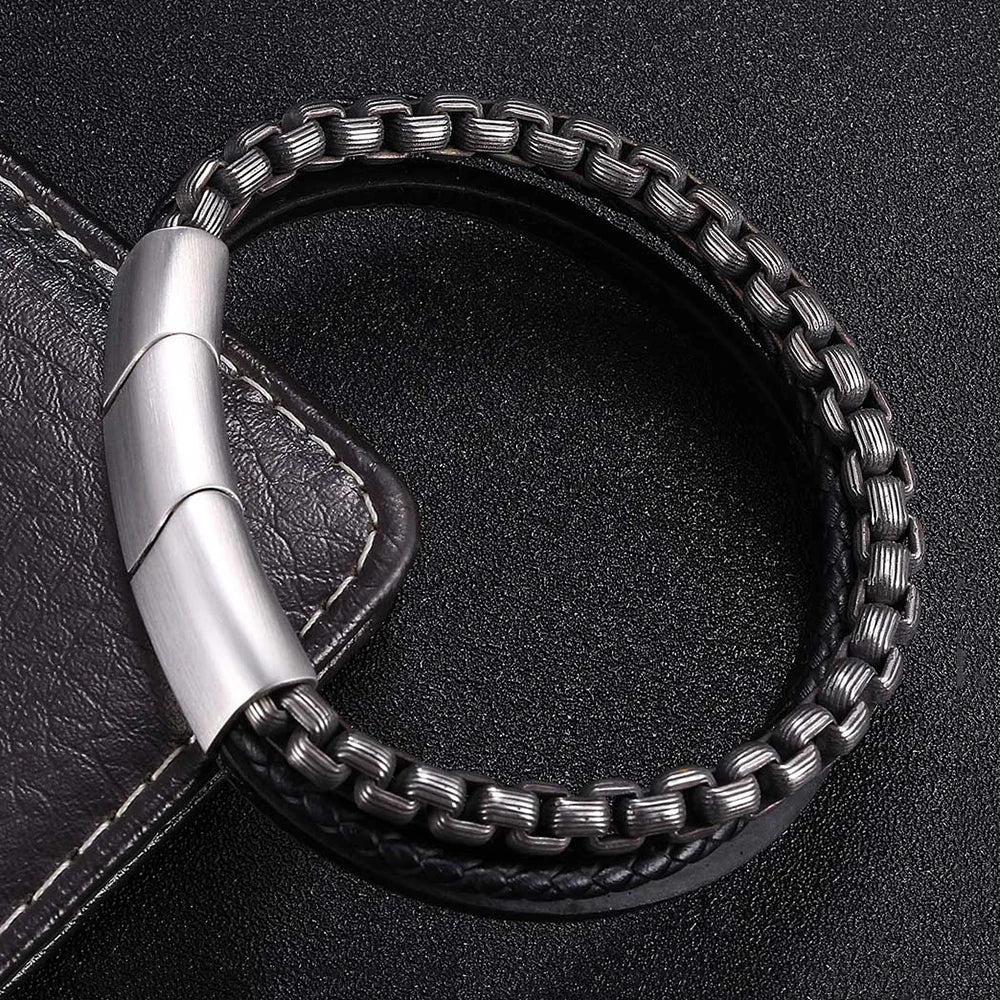 Modernes Herren-Lederarmband mit integrierter Edelstahl-Gliederkette, dekorativ platziert auf einer Ecken-Nahaufnahme einer dunklen Ledergeldbörse.
