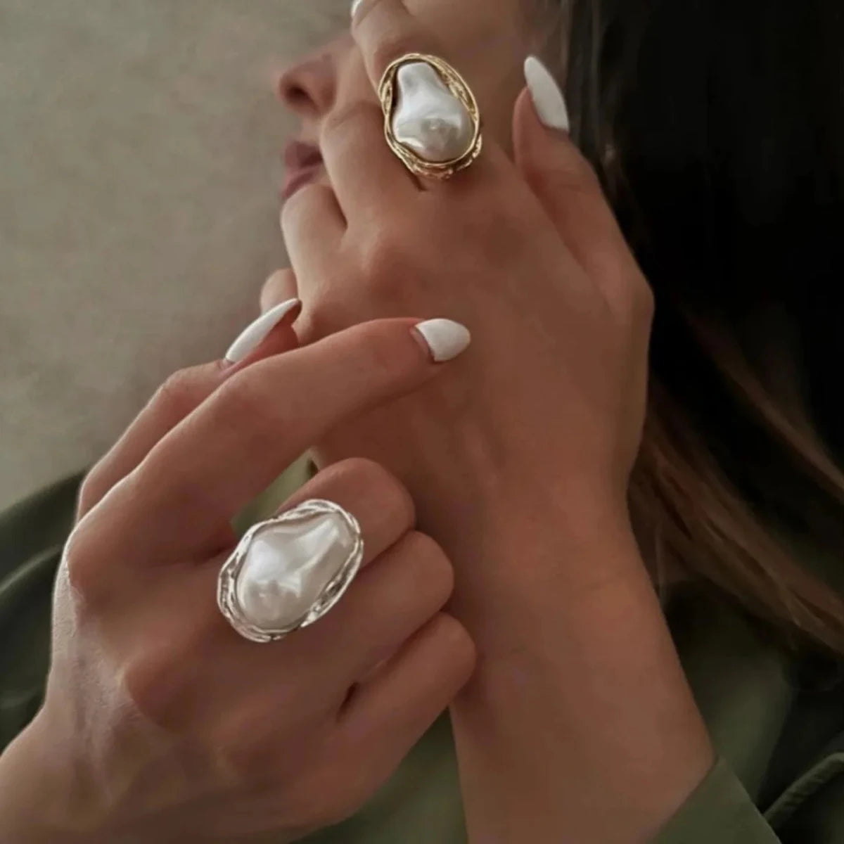 Statement-Ring mit unregelmäßiger Barockperle, aus PVD 18K vergoldetem und silberfarbenem Edelstahl getragen | Zweifarbiger Ring