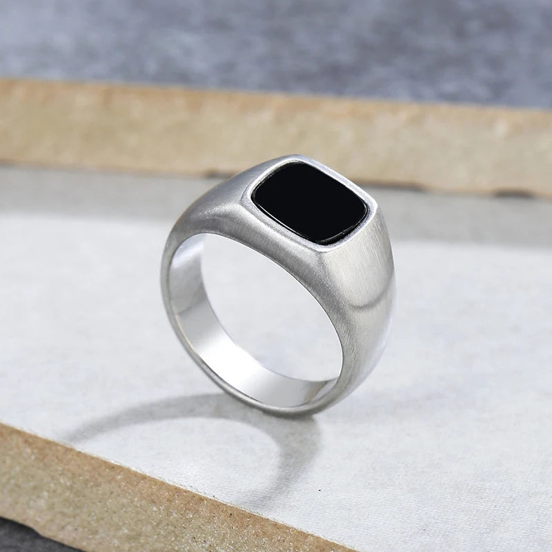 Maskuliner, glänzender Siegelring in Silber mit markantem, schwarzem Stein. Geeignet für Alltag und Business
