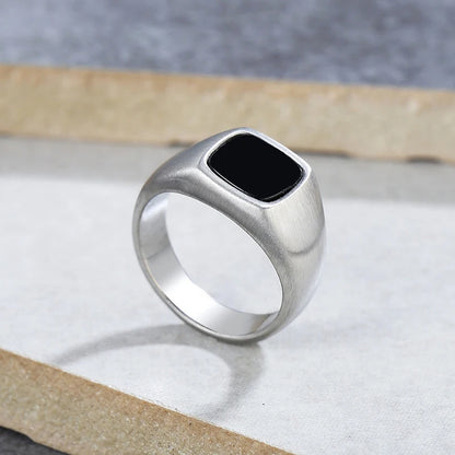 Maskuliner, glänzender Siegelring in Silber mit markantem, schwarzem Stein. Geeignet für Alltag und Business