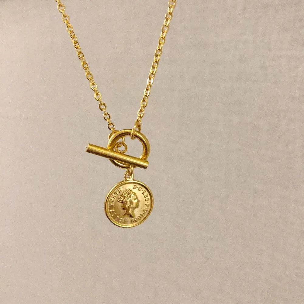 Kette mit antikem Münzanhänger und Knebelverschluss aus 18K vergoldetem Titan | goldene Münzkette