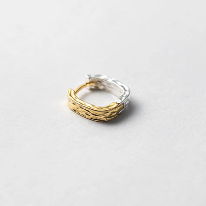 Schlichte Freisteller-Produktansicht der zweifarbigen, gehämmerten Klappcreole aus 925er Sterling Silber.