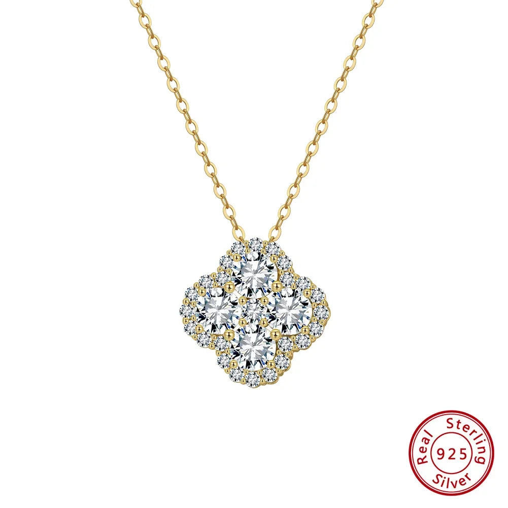 Elegante Halskette mit einem Anhänger in Form eines vierblättrigen Kleeblatts. Die Kette und der Anhänger sind aus vergoldetem 925er Sterling Silber gefertigt und der Anhänger ist vollständig mit funkelnden Zirkonia-Steinen besetzt. Unten rechts ist das 'Real 925 Sterling Silver' Echtheitssiegel sichtbar.