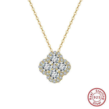 Elegante Halskette mit einem Anhänger in Form eines vierblättrigen Kleeblatts. Die Kette und der Anhänger sind aus vergoldetem 925er Sterling Silber gefertigt und der Anhänger ist vollständig mit funkelnden Zirkonia-Steinen besetzt. Unten rechts ist das 'Real 925 Sterling Silver' Echtheitssiegel sichtbar.