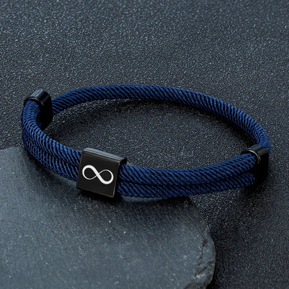 Nahaufnahme des Infinity-Symbols am Edelstahl-Armband - Symbol für unendliche Liebe