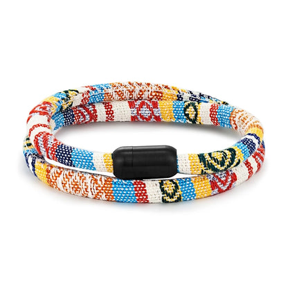Nahaufnahme des geometrischen Boho-Musters - Kunstvolle Edelstahl-Verarbeitung des Armband Jaden
