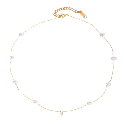 Nahaufnahme einer zarten PVD 18K vergoldeten Halskette mit Perle in der Hand | feiner Halsschmuck