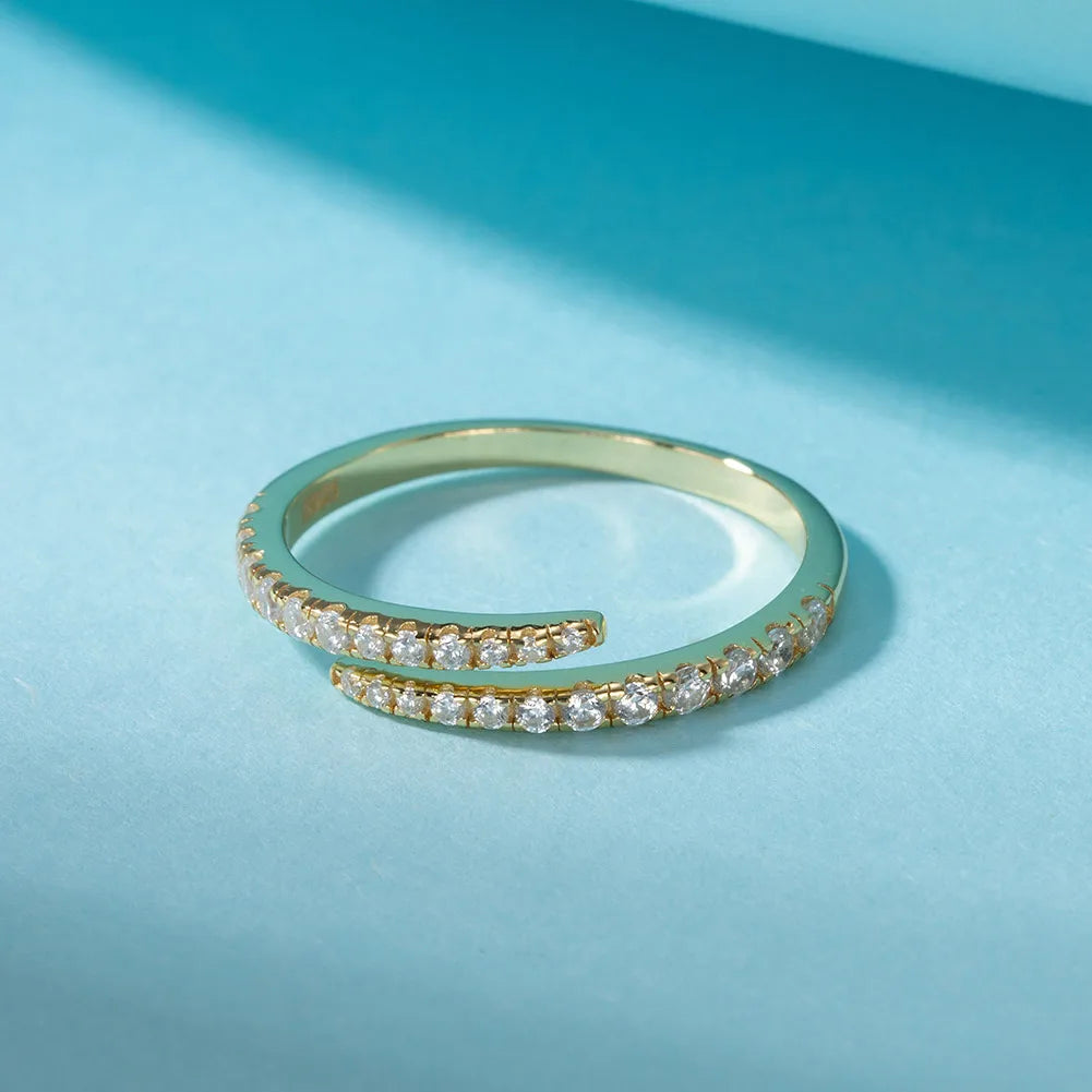 „Eleganter, offener Wickelring aus 925er Sterlingsilber mit 14K Gold-Vergoldung, besetzt mit funkelnden Zirkonia-Steinen in Pavé-Fassung.“