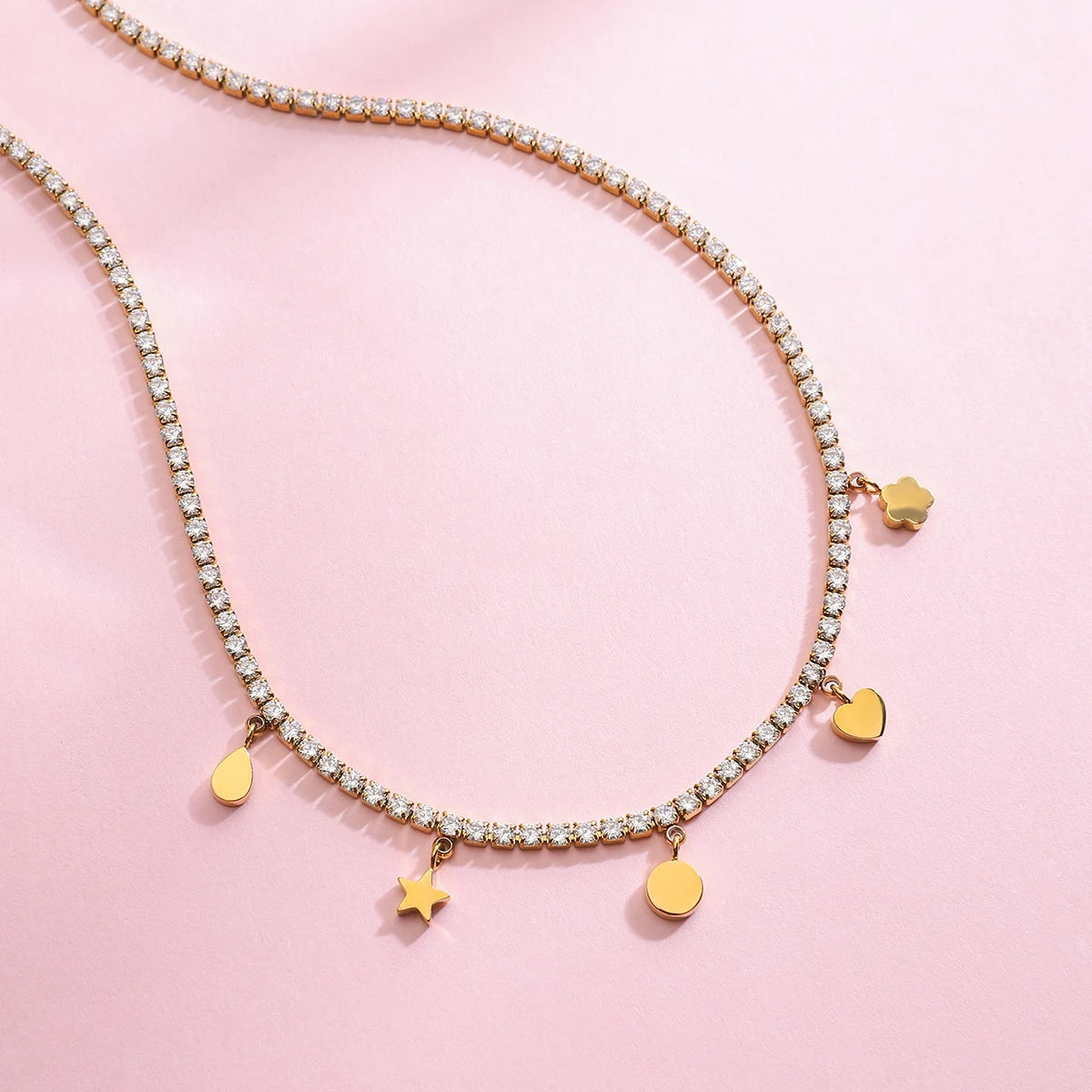 Damenkette mit Stern-, Herz- und Rundanhängern und Zirkoniasteinen | PVD 18K vergoldeter Edelstahl | glänzende kurze Halskette