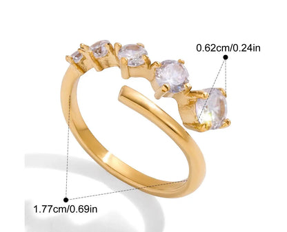 „Detaillierte Maßzeichnung des Edelstahl-Rings mit 18K Vergoldung, die das flexible, offene Design und die verschiedenen Zirkonia-Größen (bis 0,62 cm) zeigt.“