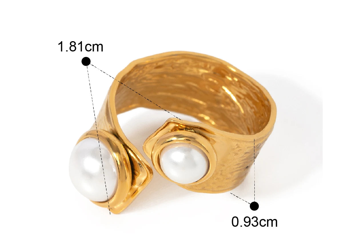 Technisches Produktfoto des offenen, vergoldeten Edelstahlrings mit Perlen, das die Ringbreite (0,93 cm) und den Innen- oder Außendurchmesser (1,81 cm) in cm angibt.