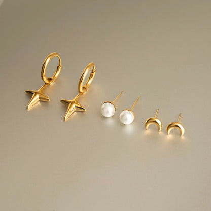 Ein Set aus sechs kleinen goldenen Edelstahl-Ohrsteckern und Kreolen-Ohrringen mit 18K PVD-Vergoldung. Die Designs umfassen einen hängenden Stern, einen einzelnen Stern, einen Halbmond, eine schlichte Kugel, einen Tropfen und eine einfache kleine Kreole.