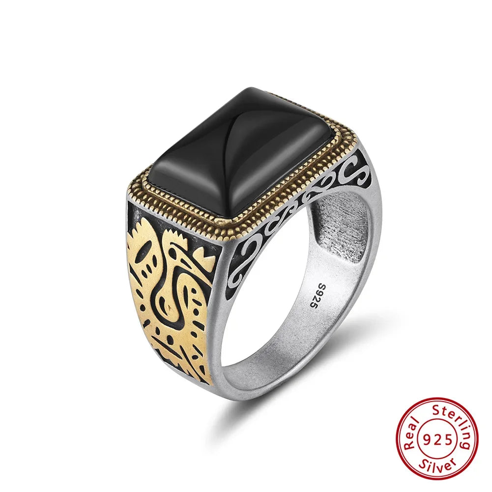 Herren-Siegelring aus 925 Sterling Silber mit rechteckig geschliffenem schwarzen Achat und zweifarbigen Vintage-Gravuren.