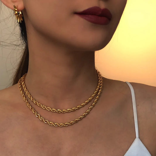 Porträtansicht einer Frau mit einer dicken, zweilagigen goldenen Kordelkette (Rope Chain) und dunklem Lippenstift.