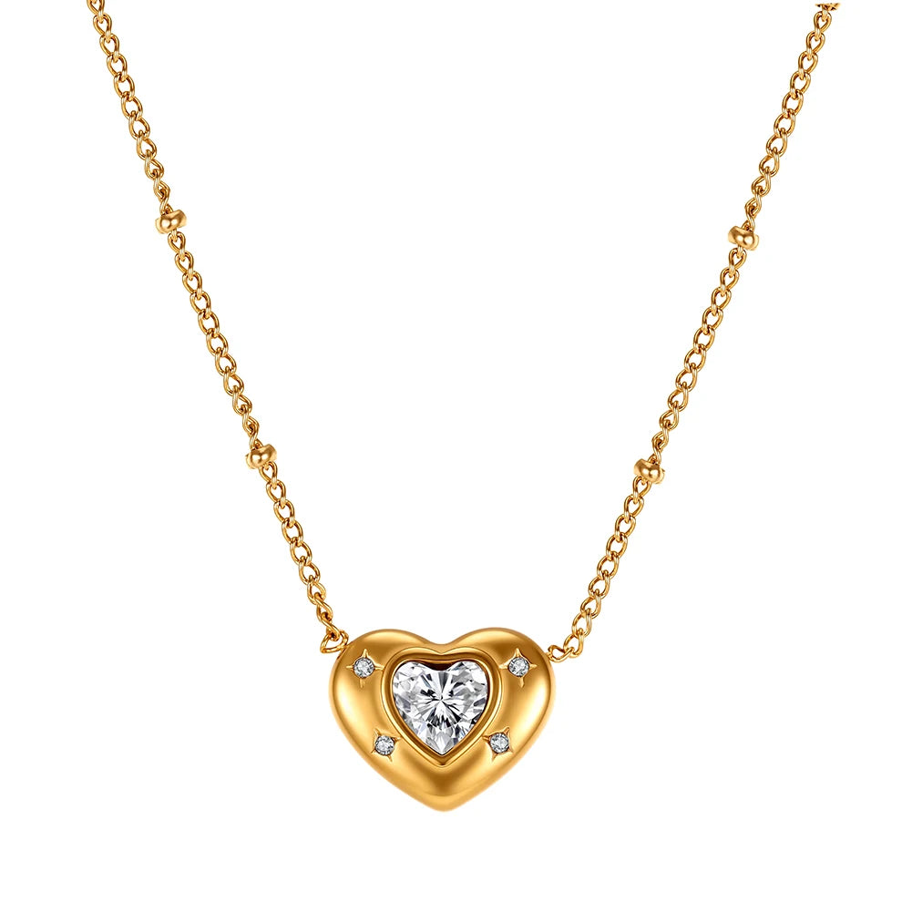 Freisteller-Produktansicht der goldenen Edelstahl-Halskette mit 18K Gold und herzförmigem Anhänger mit Zirkonia-Besatz.