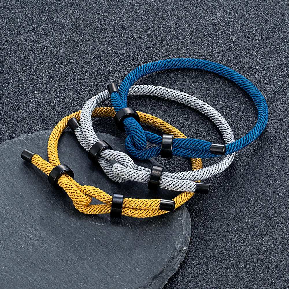 Person trägt das Tonka-Armband - stylishes Unisex-Schmuckstück als Statement-Piece