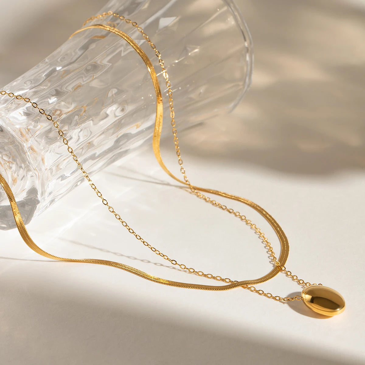 Goldene Halskette mit Snake Chain und tropfenförmigem Anhänger | Layering-Kette aus PVD 18K vergoldetem Edelstahl