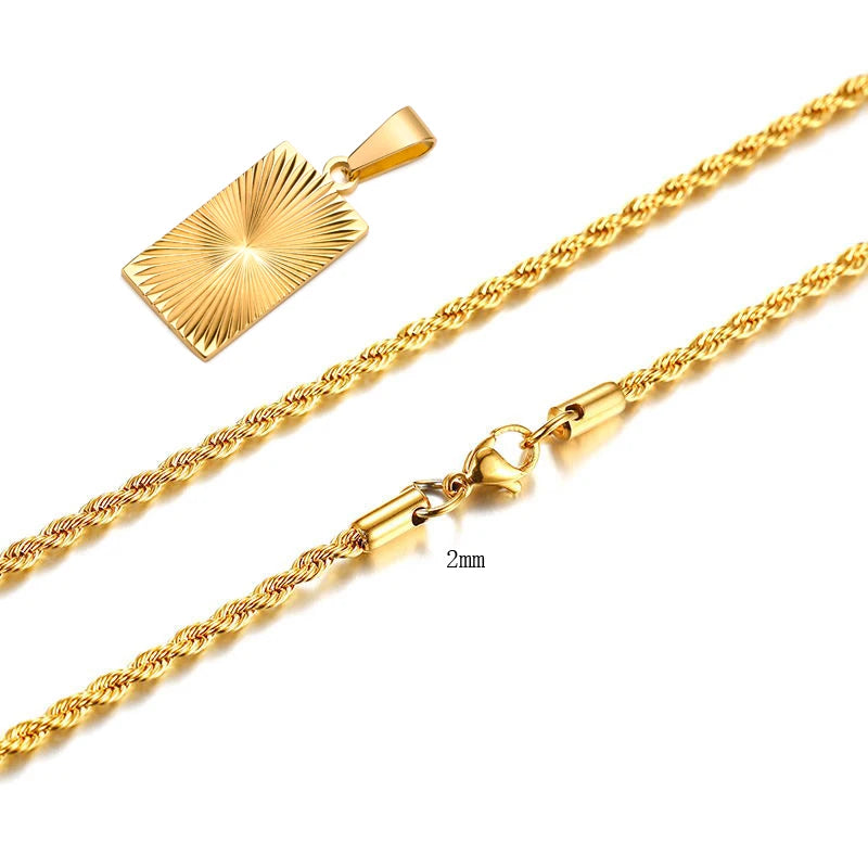 Detailansicht einer goldfarbenen Edelstahl-Halskette mit einem rechteckigen Anhänger im Sonnenstrahl-Design, die den Karabinerverschluss und die Endkappe der Kette zeigt, inklusive einer kleinen Maßangabe von 2mm.