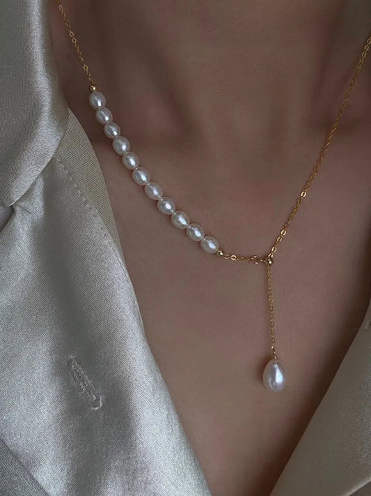 Vergoldete Y-Kette aus Messing mit Süßwasserperlen und Anhänger getragen | goldene Lariat Kette mit Perlen | schimmernder Perlenschmuck