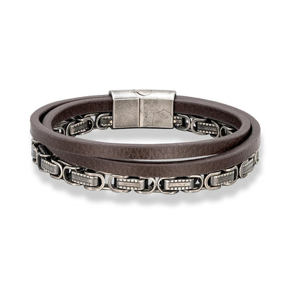 Robustes Biker-Armband für Herren aus dunkelbraunem Mikrofaser-Leder und einer geschwärzten Antik-Edelstahlkette auf weißem Grund.