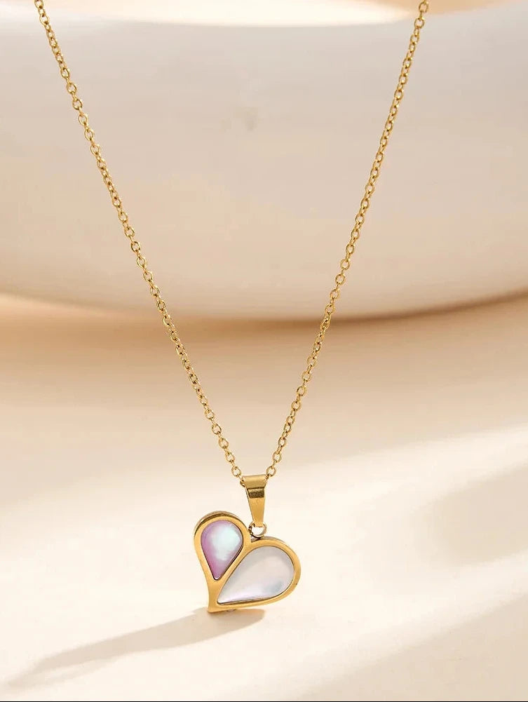 Detailansicht einer 18K vergoldeten Edelstahl-Kette mit Perlmutt-Herz vor hellem Hintergrund.