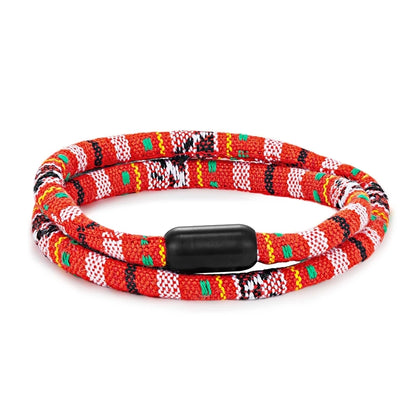 Armband Jaden - Robustes Edelstahlarmband mit geometrischem Boho-Design und magnetischem Verschluss auf weißem Hintergrund
