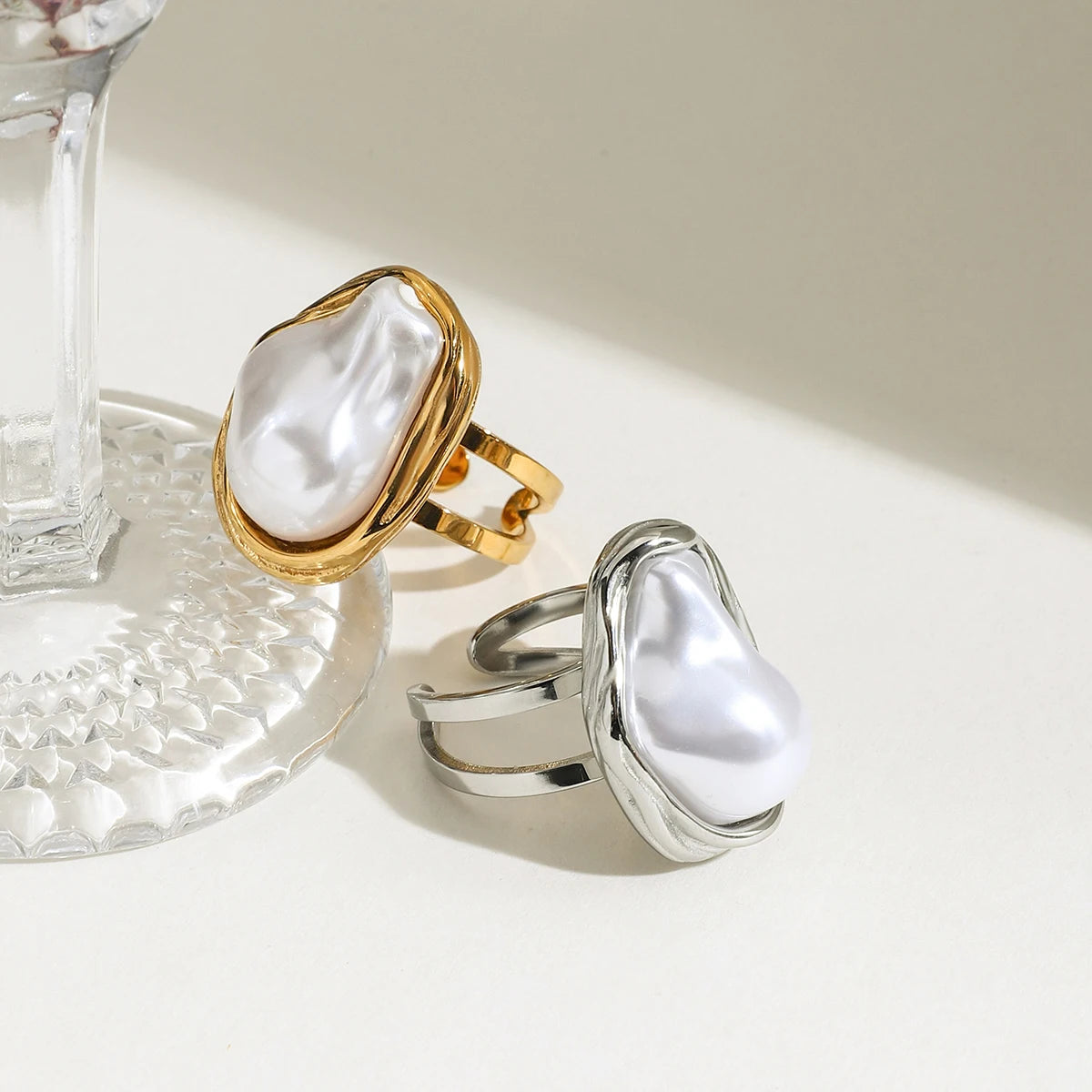Großer goldfarbener Perlenring mit unregelmäßiger Süßwasserperle auf hellem Hintergrund | Statement-Schmuck