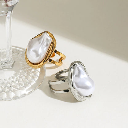 Großer goldfarbener Perlenring mit unregelmäßiger Süßwasserperle auf hellem Hintergrund | Statement-Schmuck