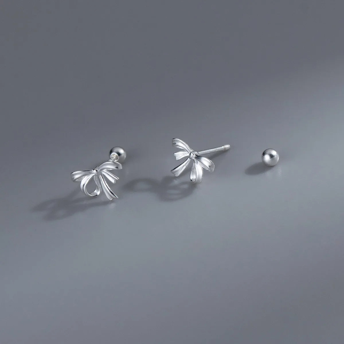 Schleifen-Ohrstecker aus 999 Silber mit praktischem Schraub- und Kugelverschluss für besonders angenehmen Tragekomfort.