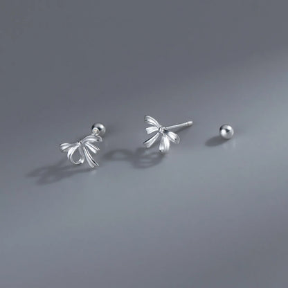 Schleifen-Ohrstecker aus 999 Silber mit praktischem Schraub- und Kugelverschluss für besonders angenehmen Tragekomfort.