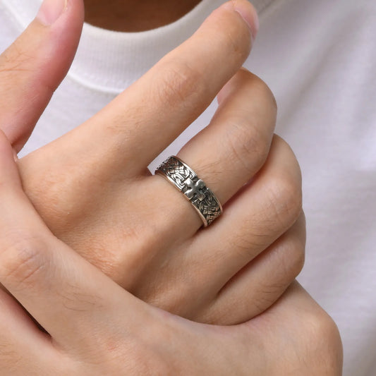 Ein Mann trägt den silberfarbenen Edelstahl-Ring mit Kreuz-Muster am Ringfinger (hellere Hautfarbe).
