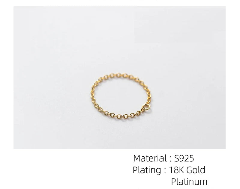 Produktübersicht des zarten Kettenrings aus 925er Silber mit 18K Gold- und Platin-Plattierung auf weißem Hintergrund.