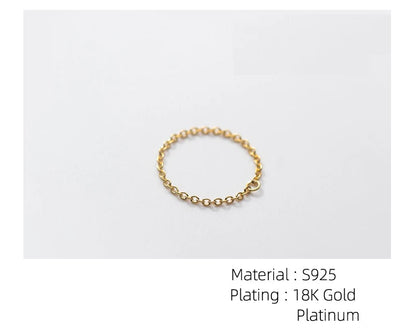 Produktübersicht des zarten Kettenrings aus 925er Silber mit 18K Gold- und Platin-Plattierung auf weißem Hintergrund.