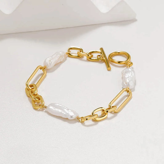 Modernes Gliederketten-Armband aus 18K vergoldetem Messing, verziert mit unregelmäßig geformten, weißen Barockperlen und einem klassischen Knebelverschluss.