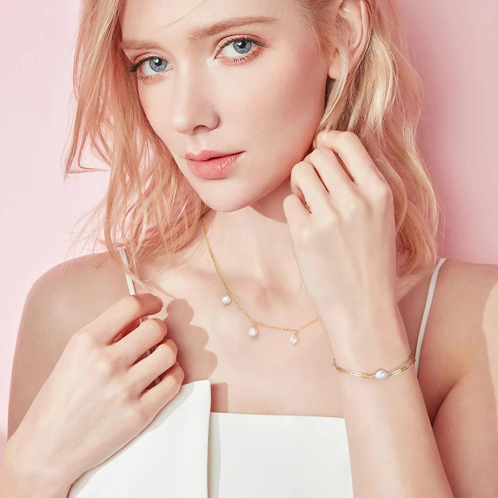 Nahaufnahme der barocken Süßwasserperle des Armband Giulietta - individuelle Note durch natürliche Form
